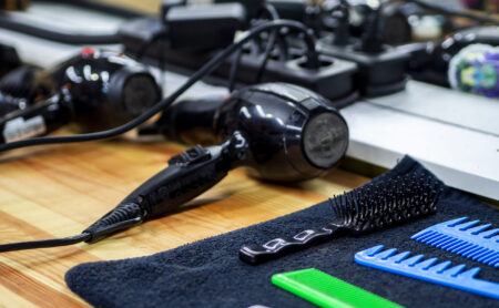 سشوار حرفه ای روی میز